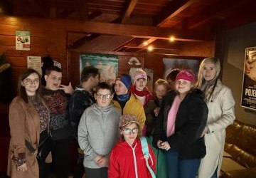 Wycieczka do kina klas II i IV b